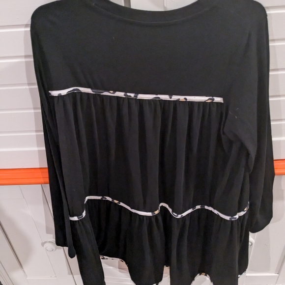 Black and white shirt - Picture 2 of 2